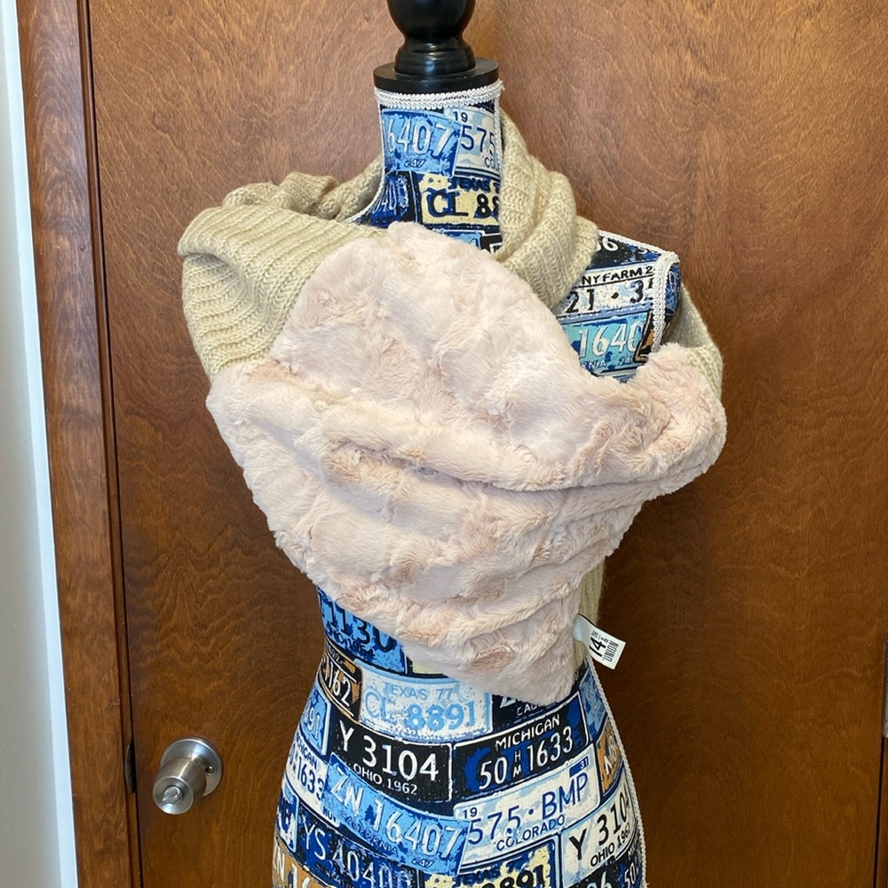 14th & union scarf with faux fur on the front  NWOT